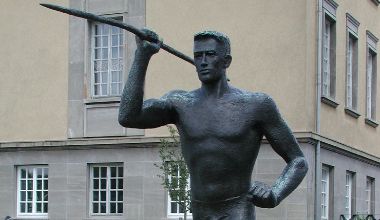 Speerwerferskulptur vor dem Campus Jahnallee