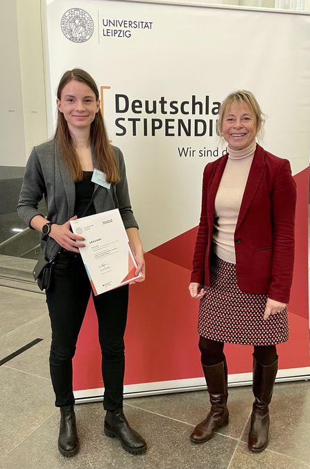 zur Vergrößerungsansicht des Bildes: Urkunde Verleihung Deutschlandstipendium an Tamina Poike, Stipendiengeber Förderverein Sportwissenschaft an der Universität Leipzig, Ort: Paulinum