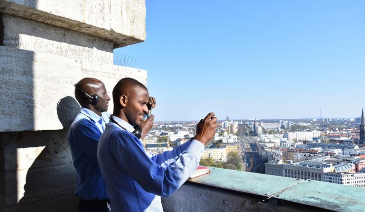 Zwei Teilnehmer blicken vom Rathausturm auf die Stadt Leipzig