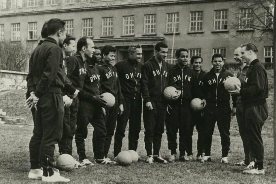 zur Vergrößerungsansicht des Bildes: eine Gruppe Fußballer mit Bällen