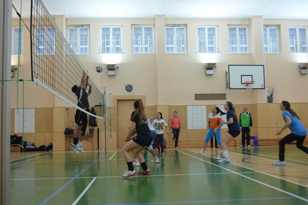 zur Vergrößerungsansicht des Bildes: Volleyball - ein Angriffsschlag am Netz