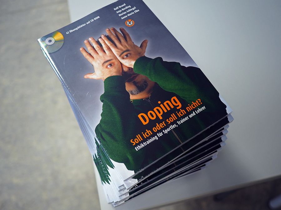 Das Bild zeigt einen Stapel von mehreren Exemplaren des Buchs: Doping – Soll ich oder soll ich nicht? anlässlich des 2. Projektmeetings No2Doping, November 2019, Foto: Kristin Zumpe