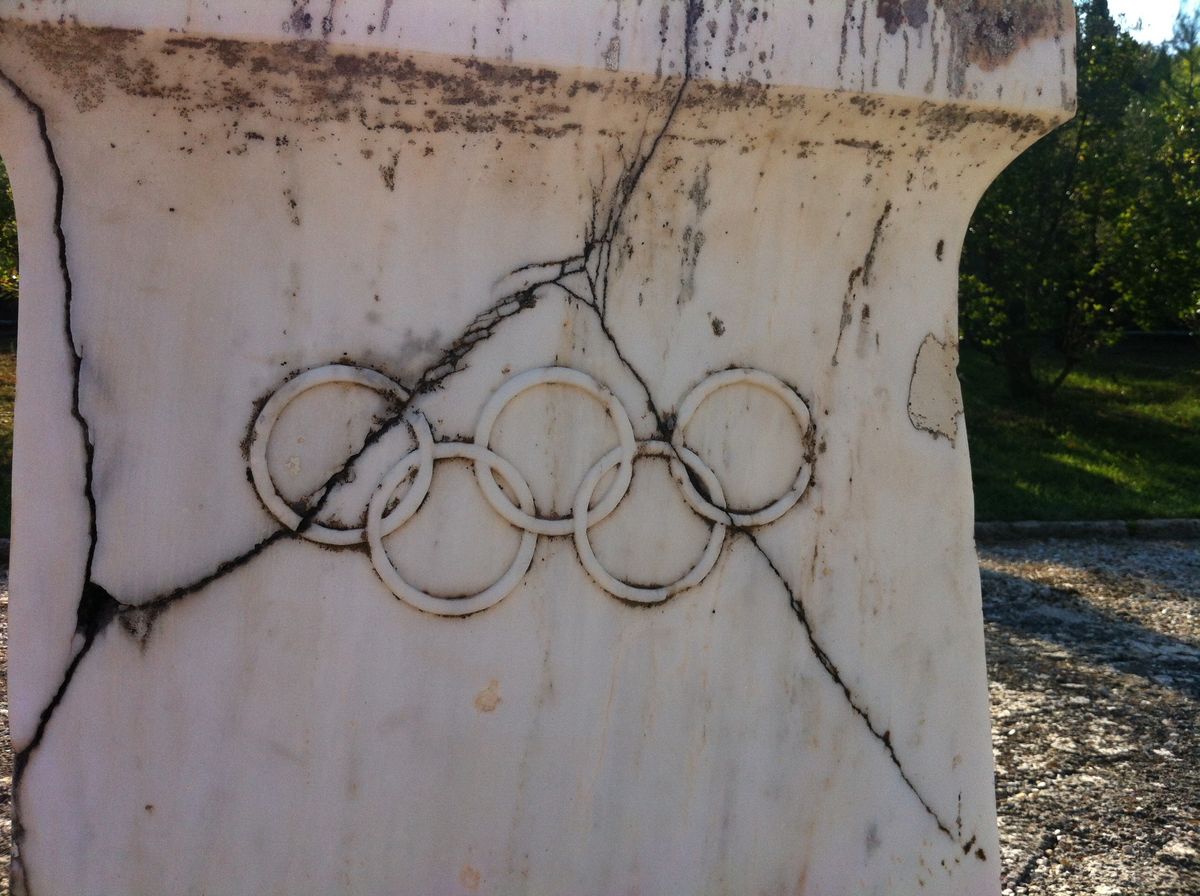 zur Vergrößerungsansicht des Bildes: Das Bild zeigt die olympischen Ringe auf dem Gelände der IOA (Internationale Olympische Akademie) in Olympia (Griechenland)