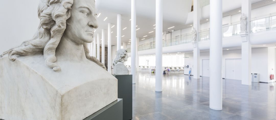 Foto: Blick auf die Büste des Alumnus Gottfried Wilhelm Leibniz im Foyer des Neuen Agustueums