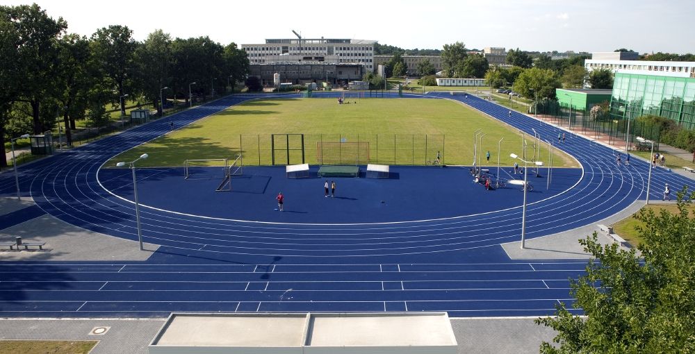 Auf der Leichtathletikbahn des Campus Jahnallee trainiere einige Sportler.