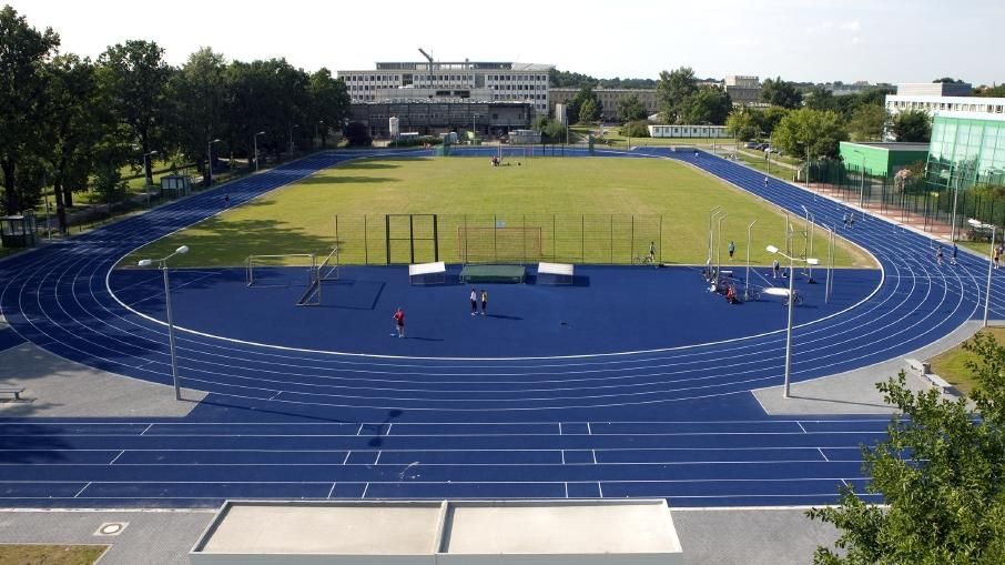 enlarge the image: Auf der Leichtathletikbahn des Campus Jahnallee trainiere einige Sportler.