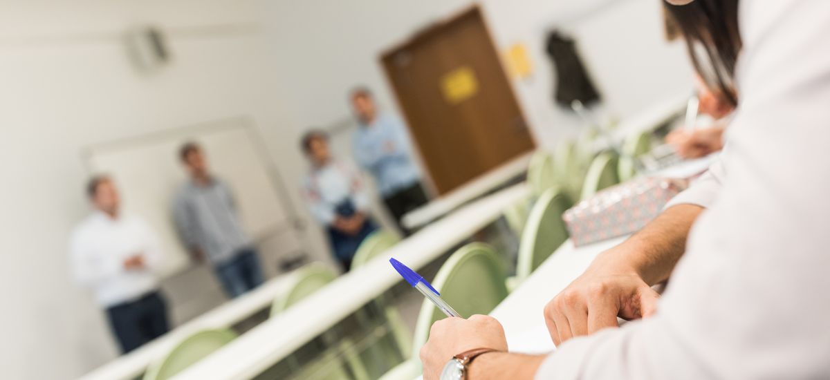 Das Bild zeigt Studierende während einer Veranstaltung des Masterstudienganges BWL
