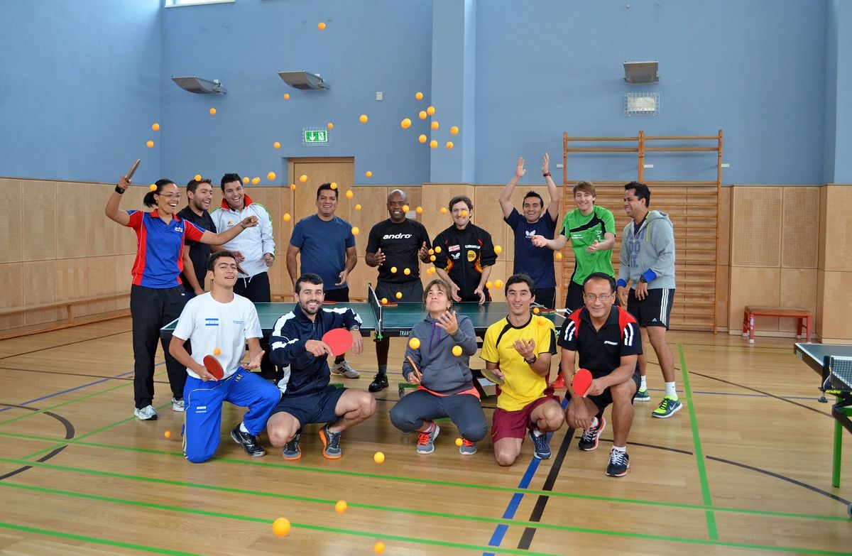 zur Vergrößerungsansicht des Bildes: Studierende im Seminar, table tennis 2013 in spanish (Foto: ITK)