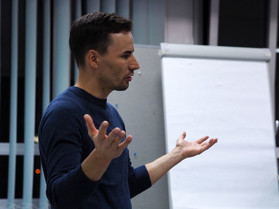 zur Vergrößerungsansicht des Bildes: Das Foto zeigt Sven Schurzmann, Sport- und Ethiklehrer an der Rudolf-Hildebrand-Schule, Markleeberg, bei der Vorstellung der wertebasierte Intervention beim 2. Projektmeeting No2Doping, Foto: Kristin Zumpe