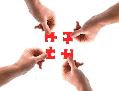 Puzzleteile werden zusammengefügt
