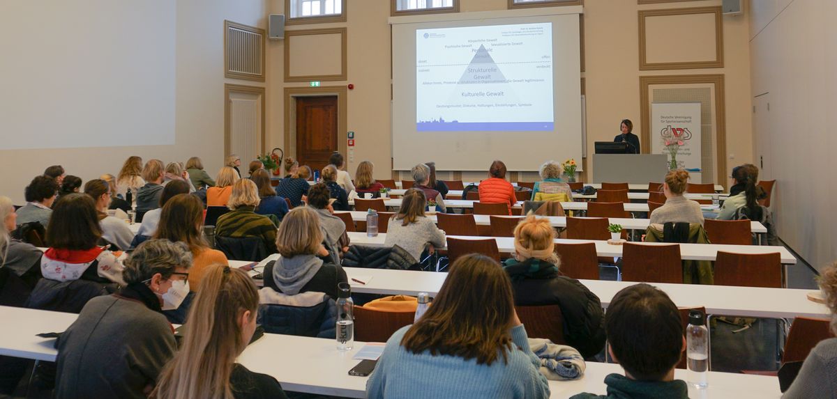 zur Vergrößerungsansicht des Bildes: Auf dem Bild ist Bettina Rulofs zu sehen, wie sie einen Vortrag auf der Haupttagung hält.