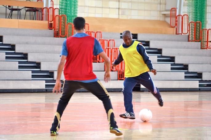 enlarge the image: Zwei Fußballer spielen sich den Ball zu.