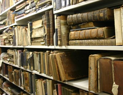 Historische Schriften und Bücher in einem Regal der Universitätsbibliothek "Bibliotheca Albertina"