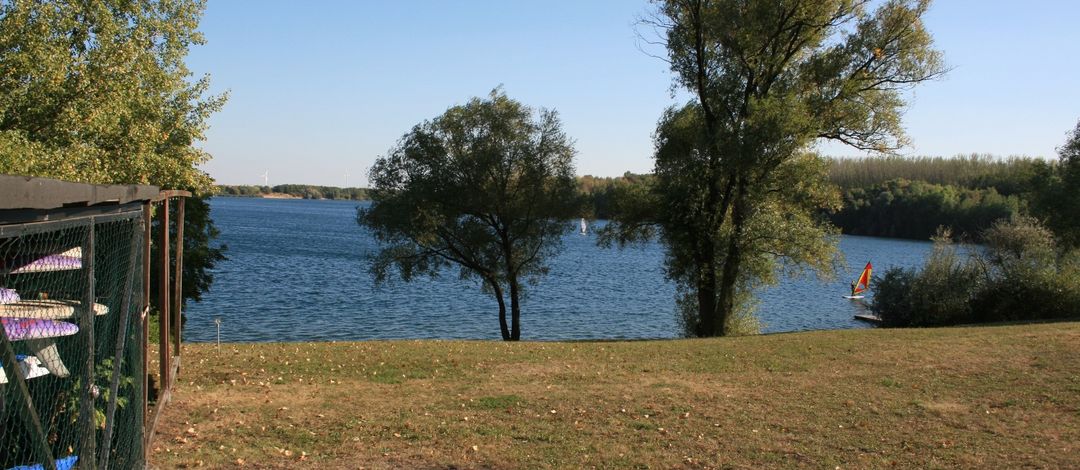 Das Bild zeigt spätsommerliche Eindrücke mit dem Blick auf den Kulkwitzer See.