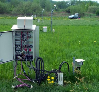 Innenansicht der Kabeldatenloggerbox für das Bodentemperaturmesssystem (Controller Area Network Busmodulsystem) am Versuchsstandort Jena.
