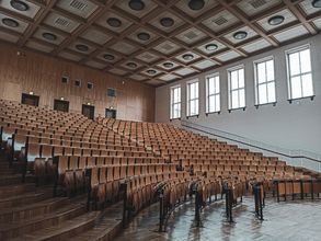 Blick in den großen Hörsaal mit 500 Plätzen, Foto: T. & D. Maudrich 