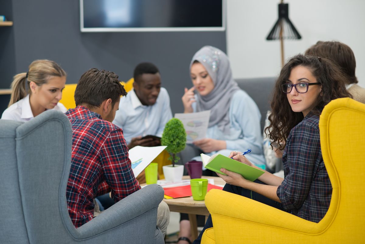 zur Vergrößerungsansicht des Bildes: Studierende lernen in einer Sitzecke